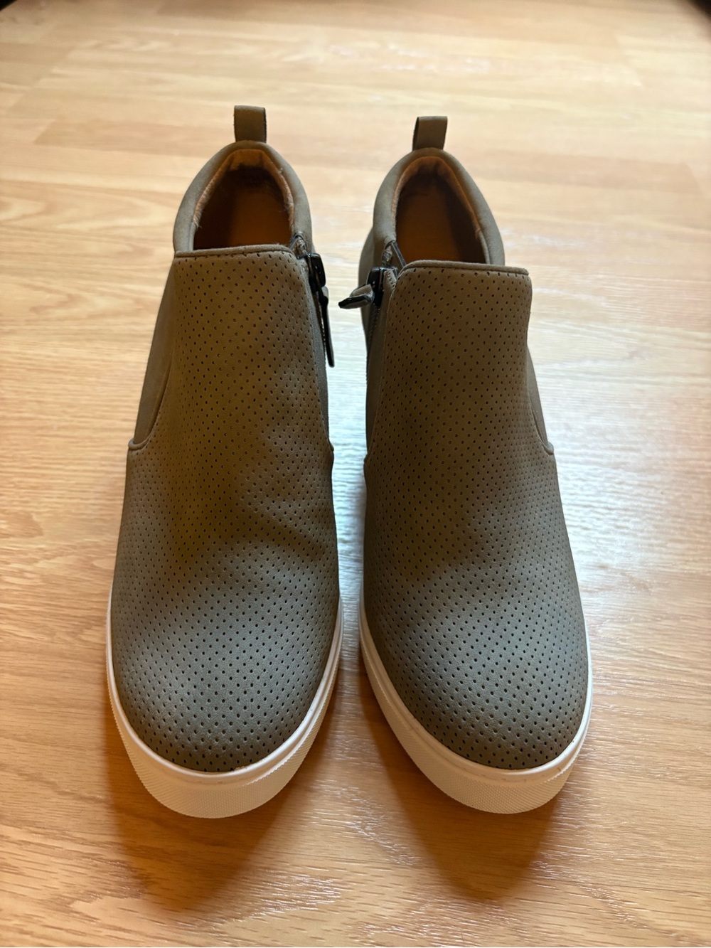 Susina Areya Taupe Gray Wedge Sneaker
